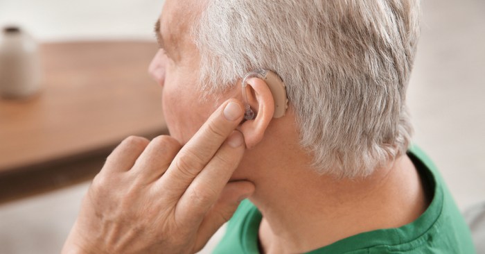 Aids tinnitus implant cochlear sante rawpixel monkey indossa acustico apparecchio anziana donna deaf disability rmp disabilities appareil auditif quiet correct